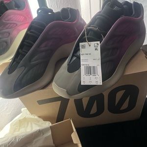 Men’s size 9.5 Yeezy 700’s originals. ( AUTHENTIC!! )
